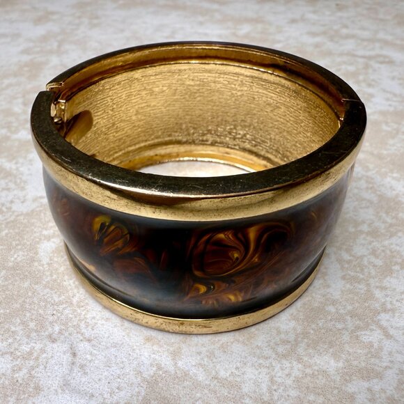 Vintage Gold Tone Faux Tortoise Lucite Hinged Bangle Bracelet 1.5โ Wide - Picture 2 of 7